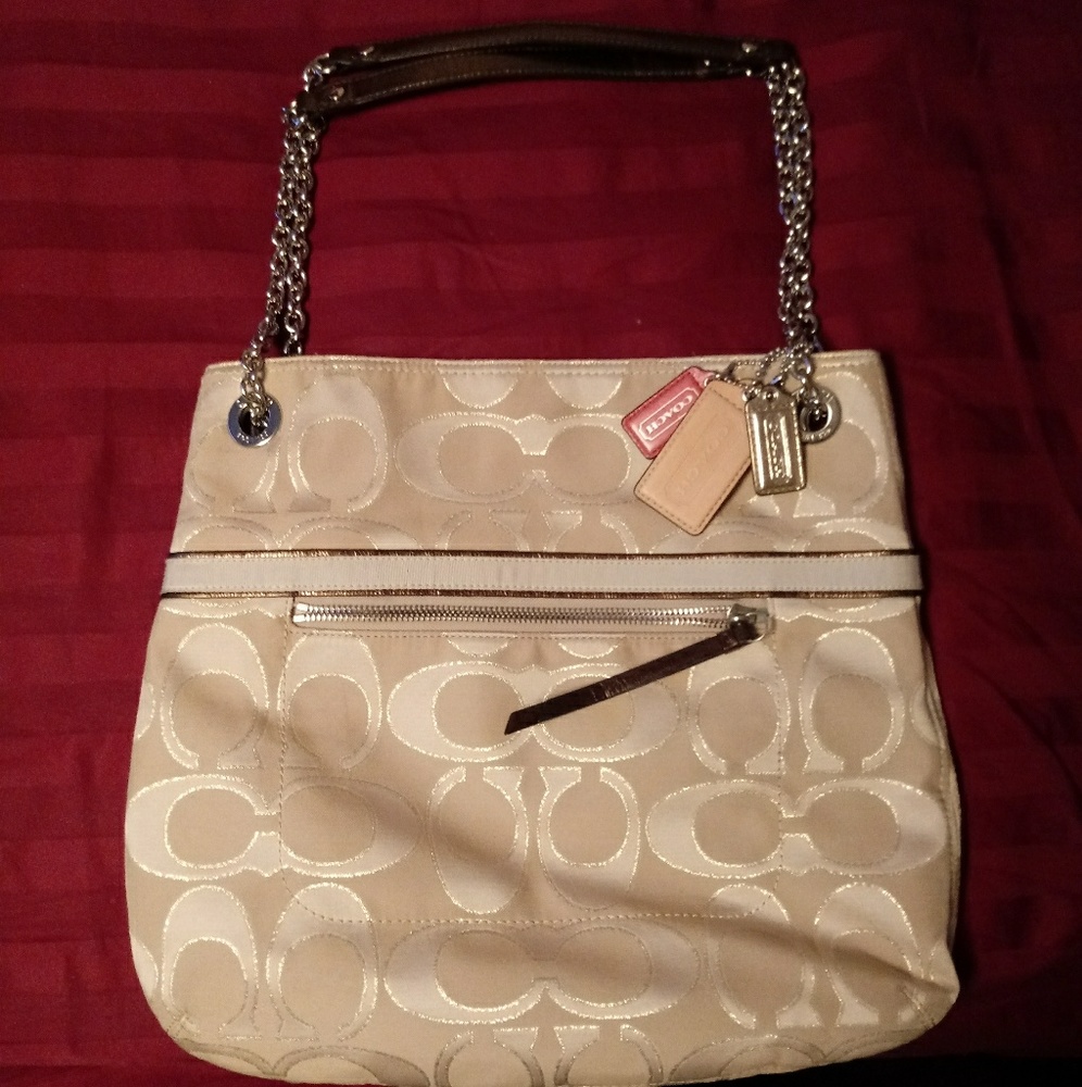 Coach Purse Shoulder Bag.... Completly Aithentic